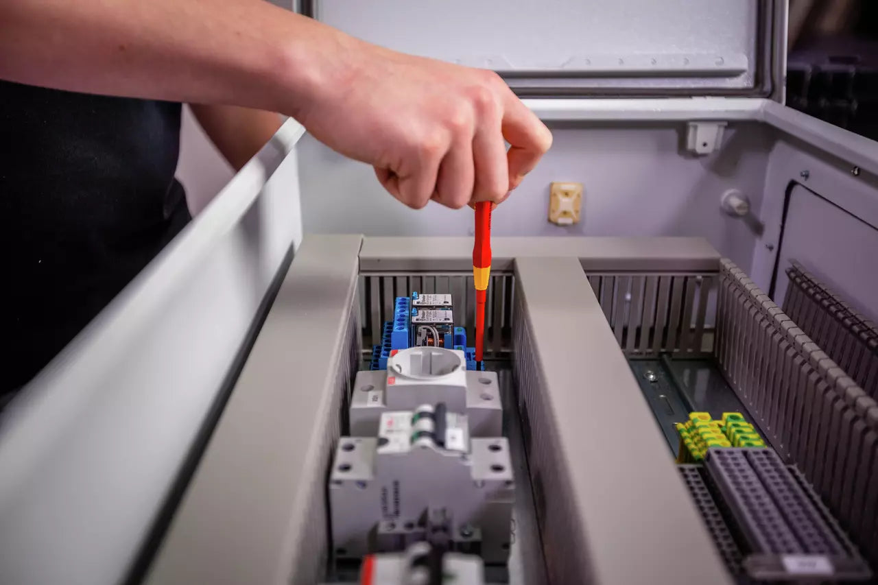 Wiha 4Pce Fine Screwdriver Set, Picofinish Slotted & Phillips VDE 1000V Insulated 44847