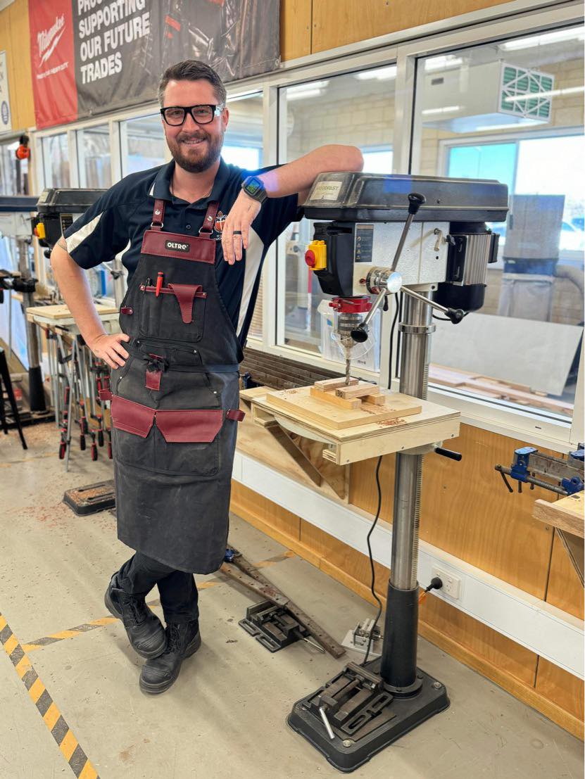 Oltre Black Canvas With Red Leather Apron