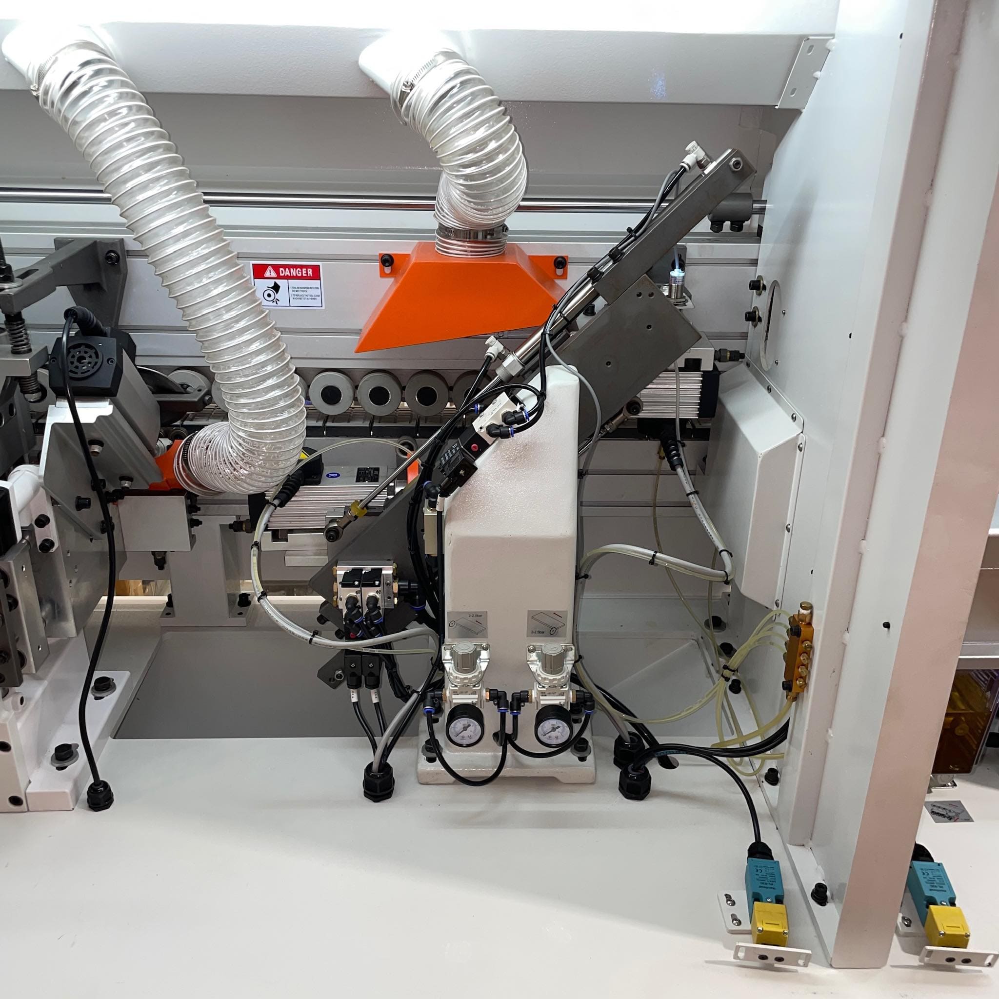 Rutile Series - End Cutting / Trimming Unit - With two independent high frequency motors to cut the front and rear edge. Each operating motor is equipped with copying device for an accurate positioning of blades in relation to the cutting point.