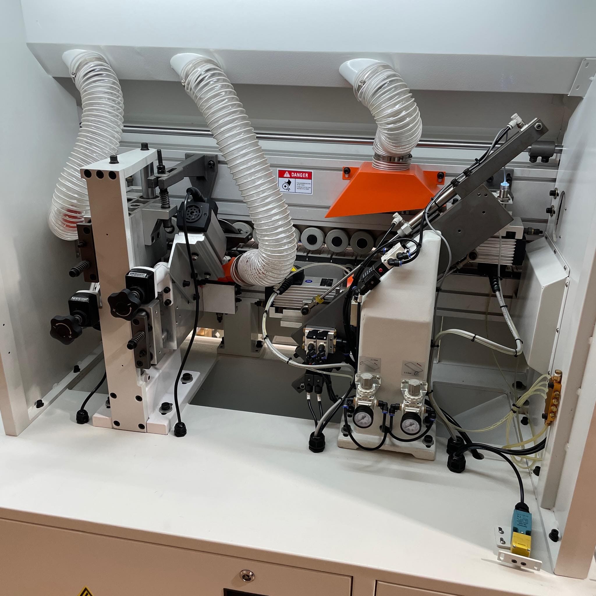 Rutile Series - End Cutting / Trimming Unit - With two independent high frequency motors to cut the front and rear edge. Each operating motor is equipped with copying device for an accurate positioning of blades in relation to the cutting point.