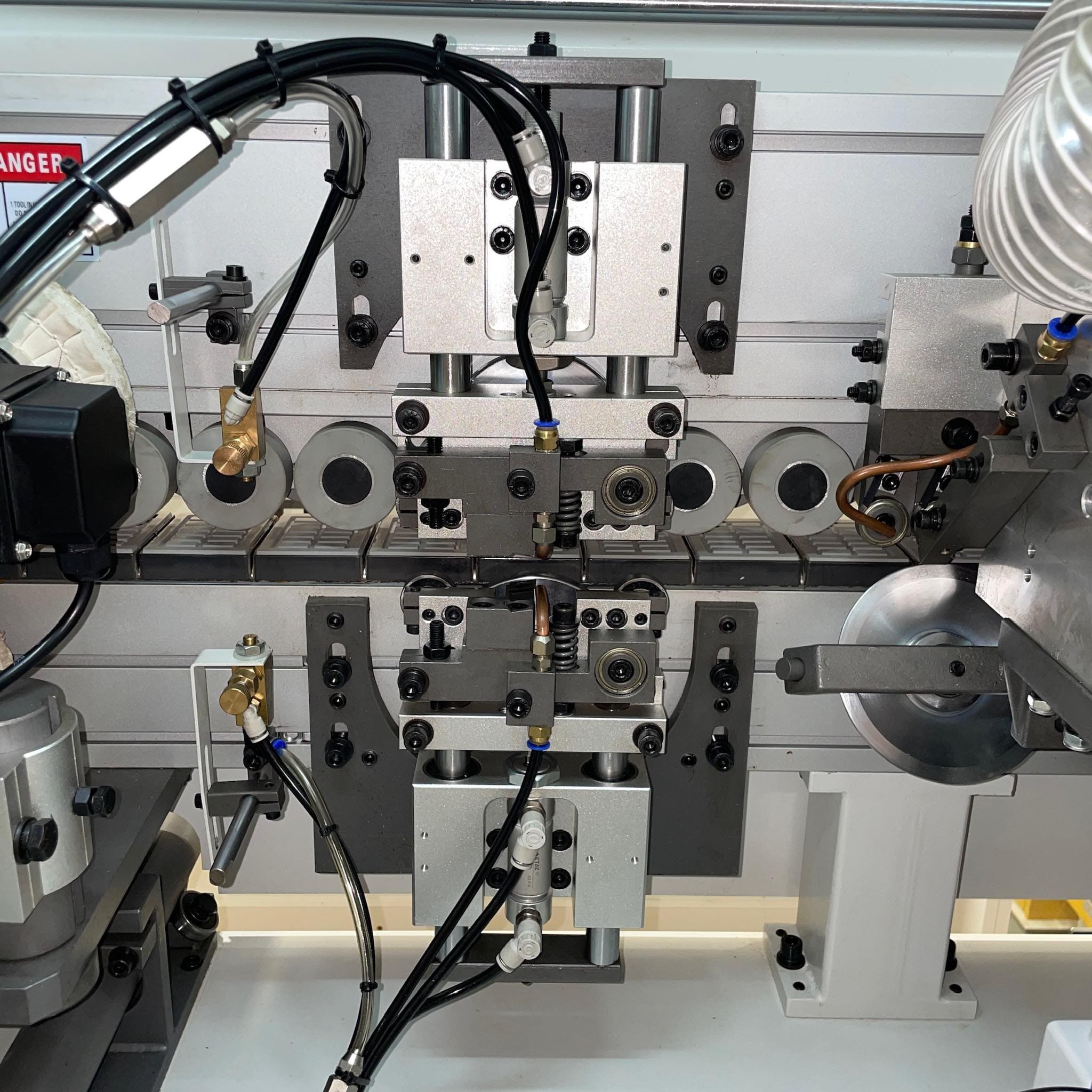 Rutile Series - Flat Glue Scrapers - The manual adjustable scraper knives ensure a perfect finish on the panel surface.