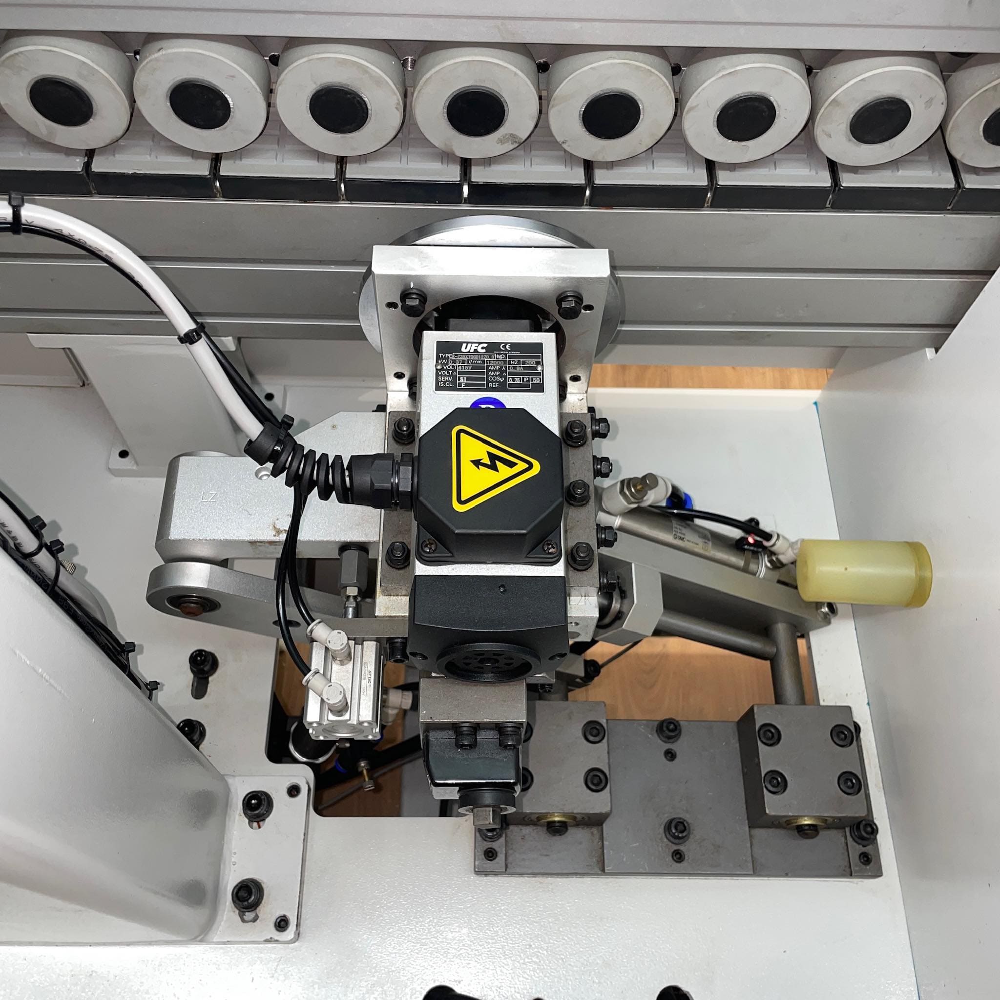 Corner Rounding Unit - Fitted with diamond tooling the two motor corner rounding unit can process panels at high speed (Featured on Rutile 400+ Rutile 500 Series).