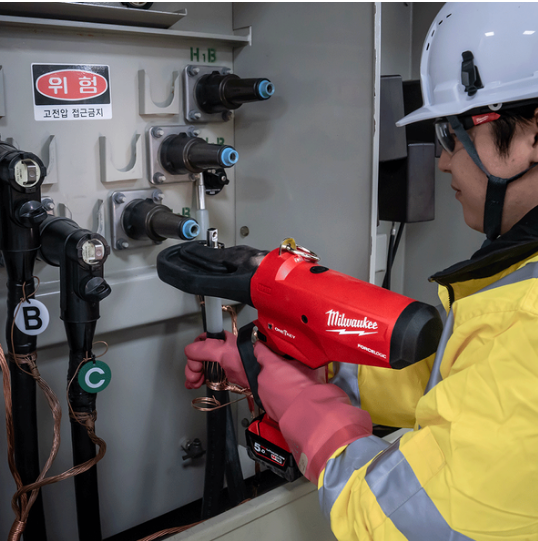 M18™ FORCE LOGIC™ 120kN Utility Crimper M18HCCT120C (Tool Only) by Milwaukee