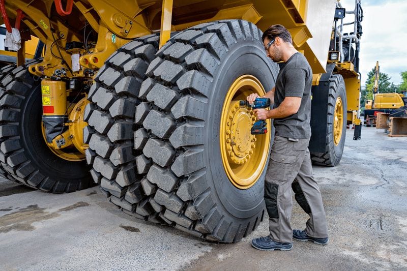 Bosch 18V 8.0Ah 3/4" Cordless Impact Wrench Kit (06019M1041) GDS 18V-1600 HC