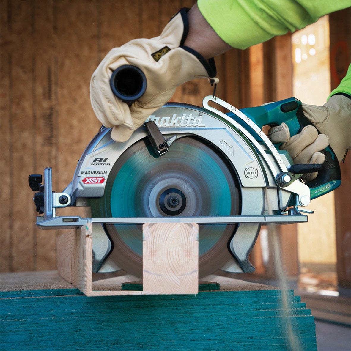 Makita 40V Max Brushless 260mm (10-1/4") Rear Handle Saw Kit RS002GT101