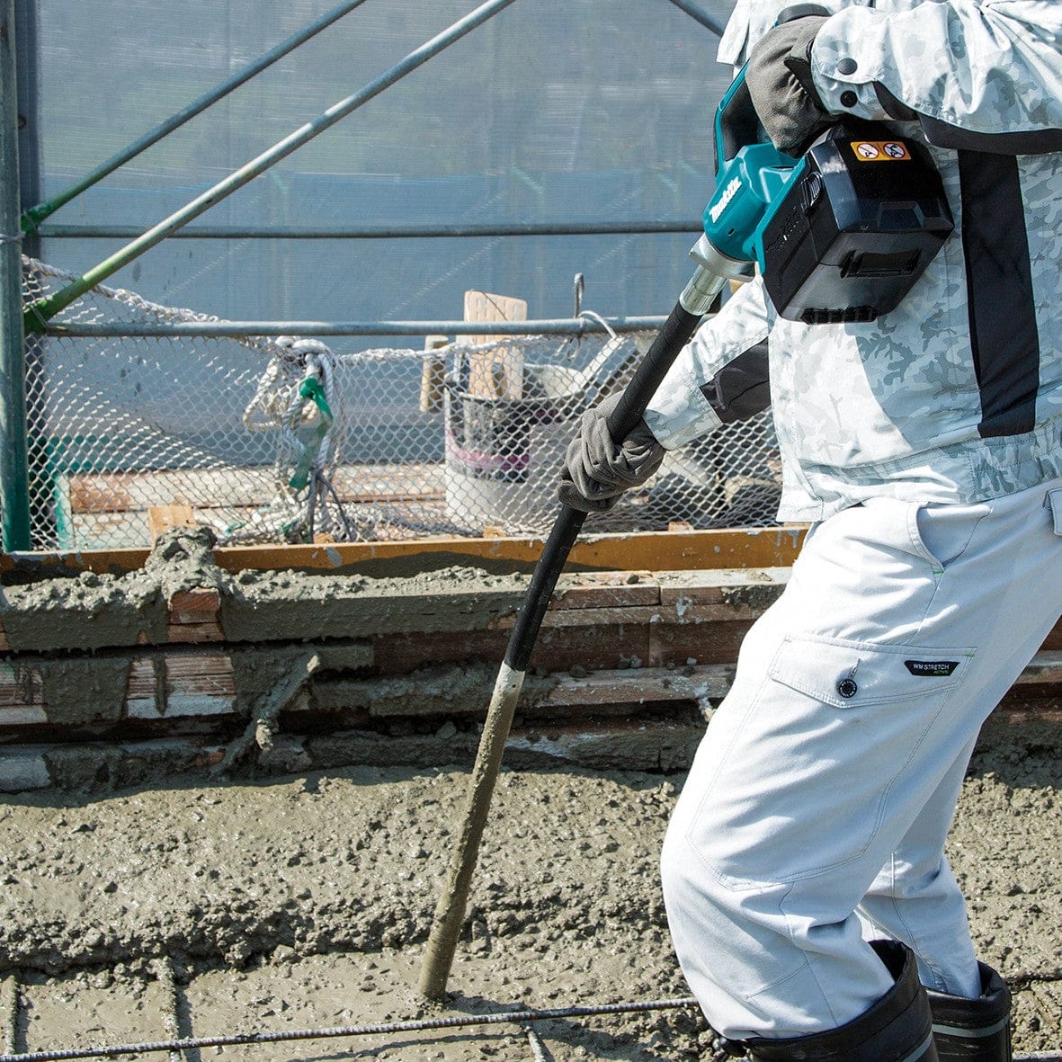 Makita 40V Max Brushless 2,400mm (38mm dia.) Concrete Vibrator VR004GZ01