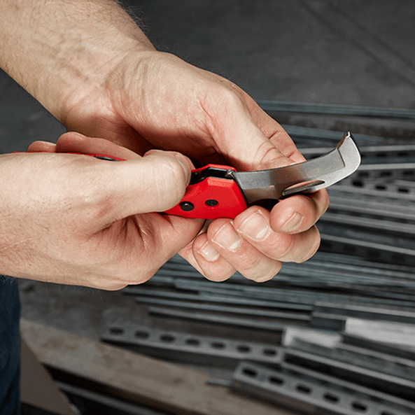 FASTBACK Blunt Tip Hawkbill Folding Flip Knife 48221526 by Milwaukee