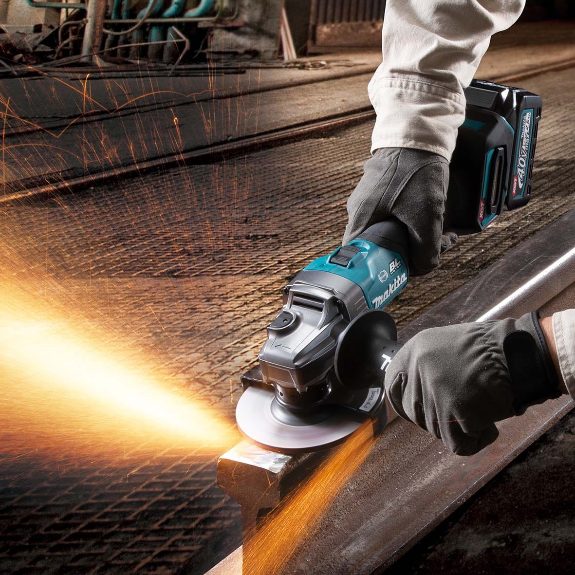 40V 4.0Ah 125mm (5") Brushless Slide Switch Angle Grinder Kit GA005GM202 by Makita