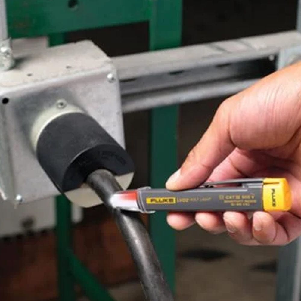60-600V Non-Contact Voltage Tester & LED Flashlight LVD2 by Fluke