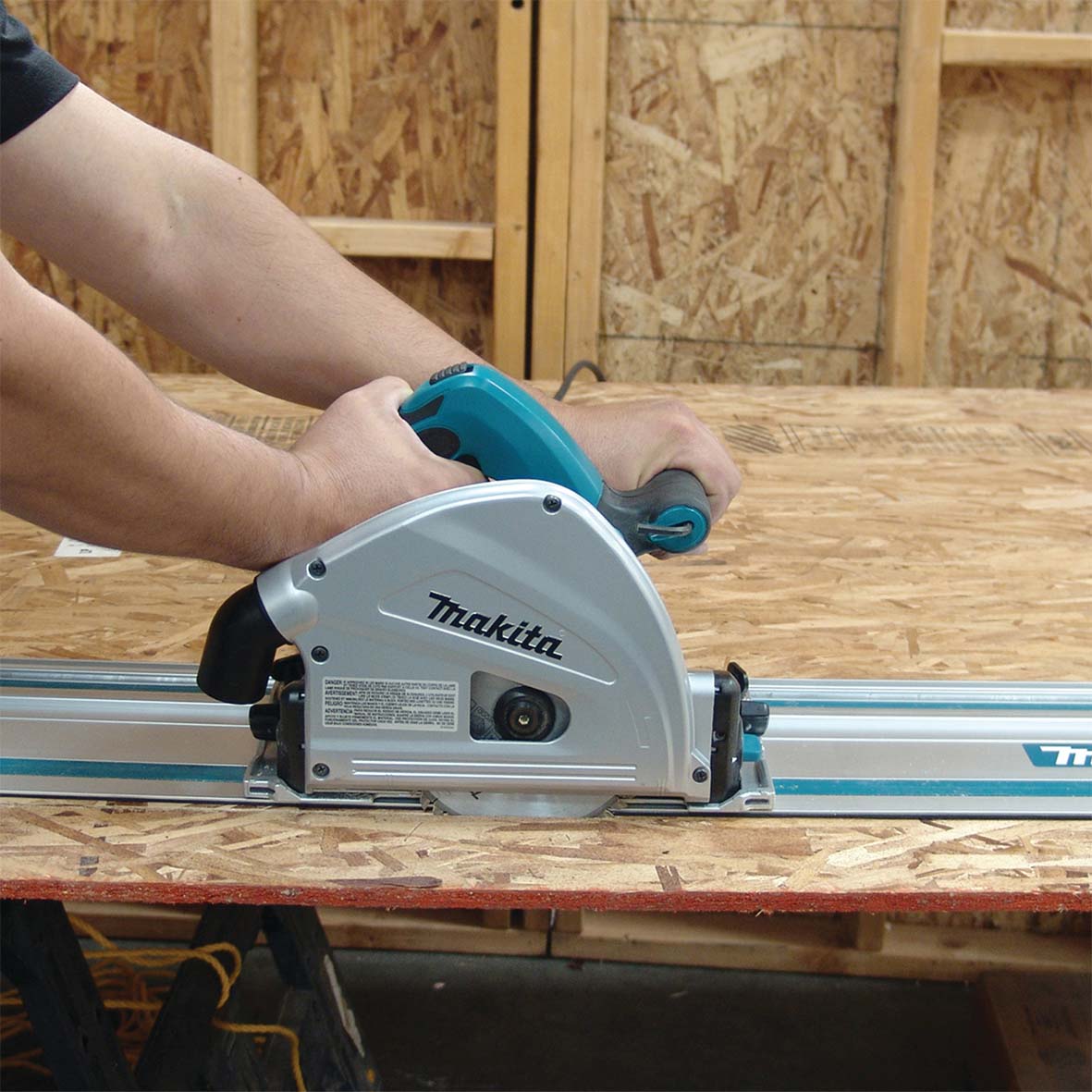 165mm (7") Plunge Cut Circular Saw with Rail SP6000JT by Makita