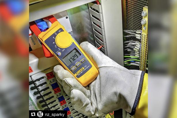 Fluke 325 True RMS Clamp Meter AC/DC 600V, 400A AC/DC, True-RMS, with Temperature & Frequency