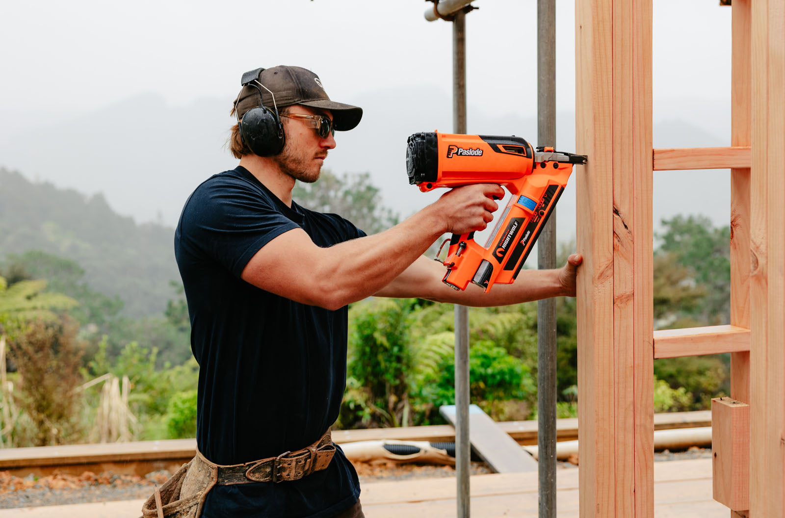 Paslode FrameMaster NightWolf 50-90mm 2x2.2Ah Gas Framing Nailer Kit NW580