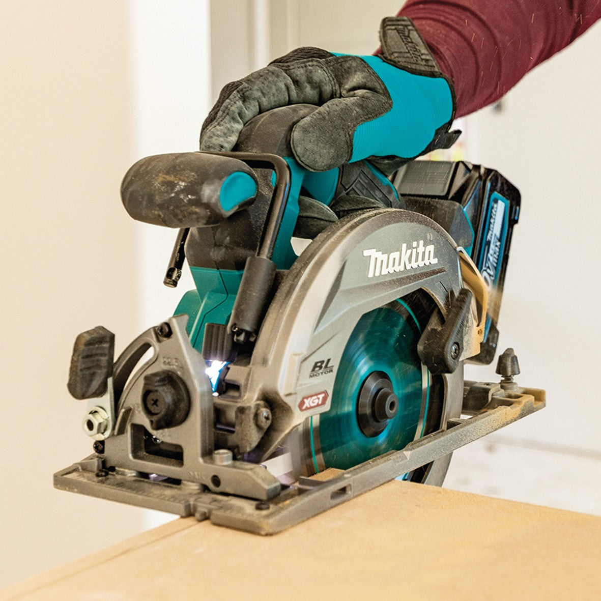 Makita 40V Max Brushless 165mm (6-1/2") Circular Saw Kit HS012GM101