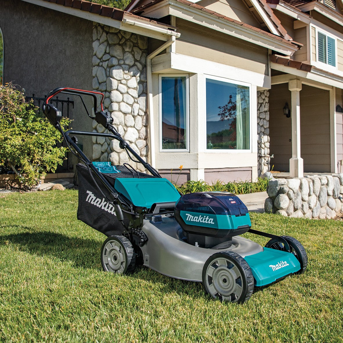 Makita 40V Max Brushless 530mm Lawn Mower Kit LM002GT203
