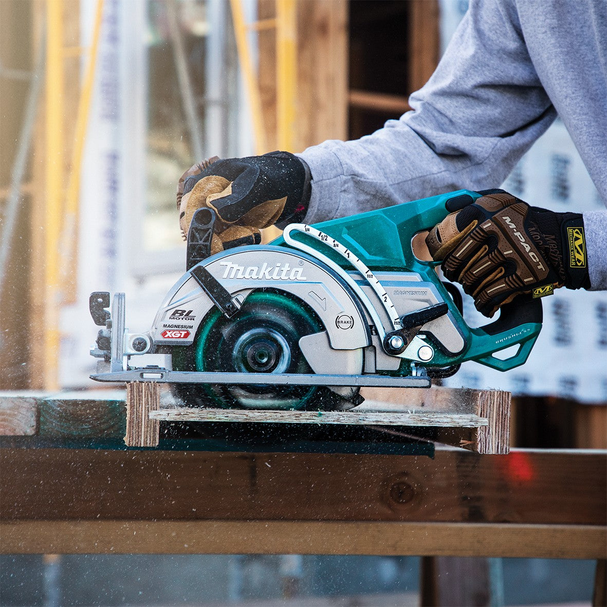 Makita 40V Max Brushless 185mm (7-1/4") Rear Handle Saw Kit RS001GM101