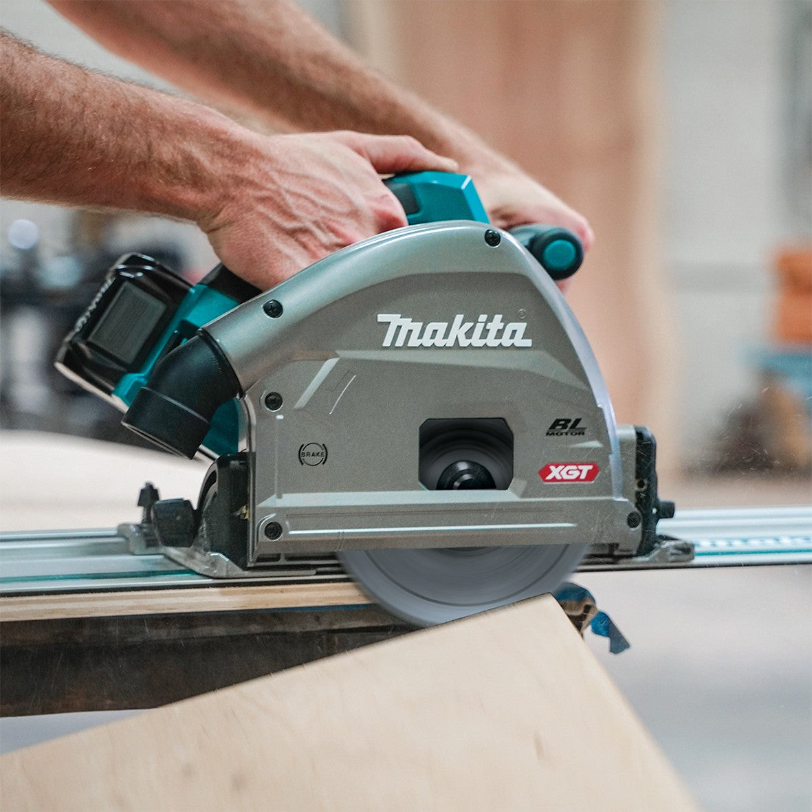 Makita 40V Max Brushless 165mm (6-1/2") Plunge Cut Saw Kit SP001GM201