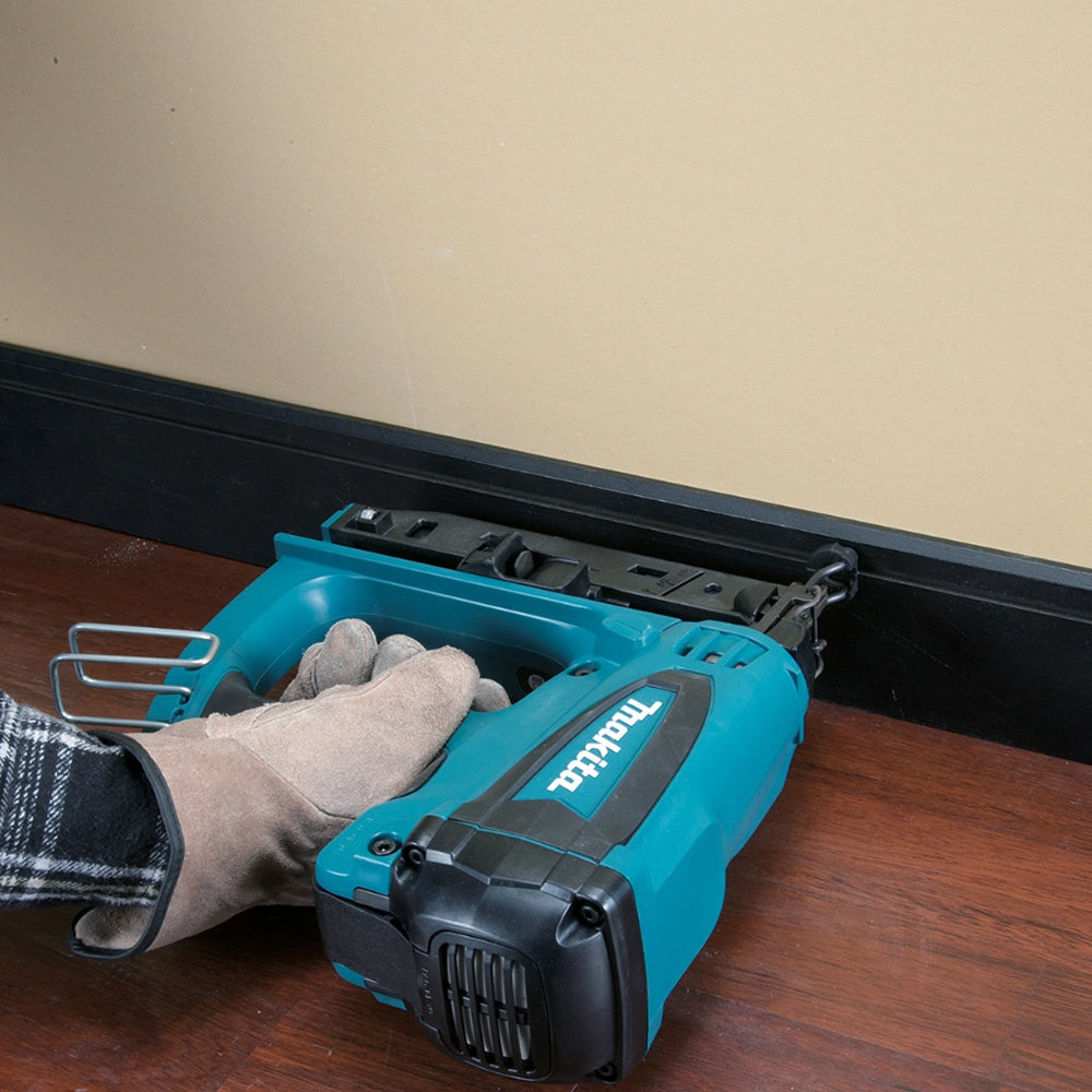 Gas 16G Finishing Nailer GF600SE by Makita