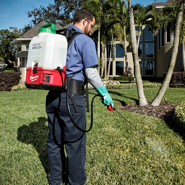 18V 15L SWITCH TANK™ Backpack Chemical Sprayer With Powered Base Bare (Tool Only) M18BPFPCSA0 by Milwaukee