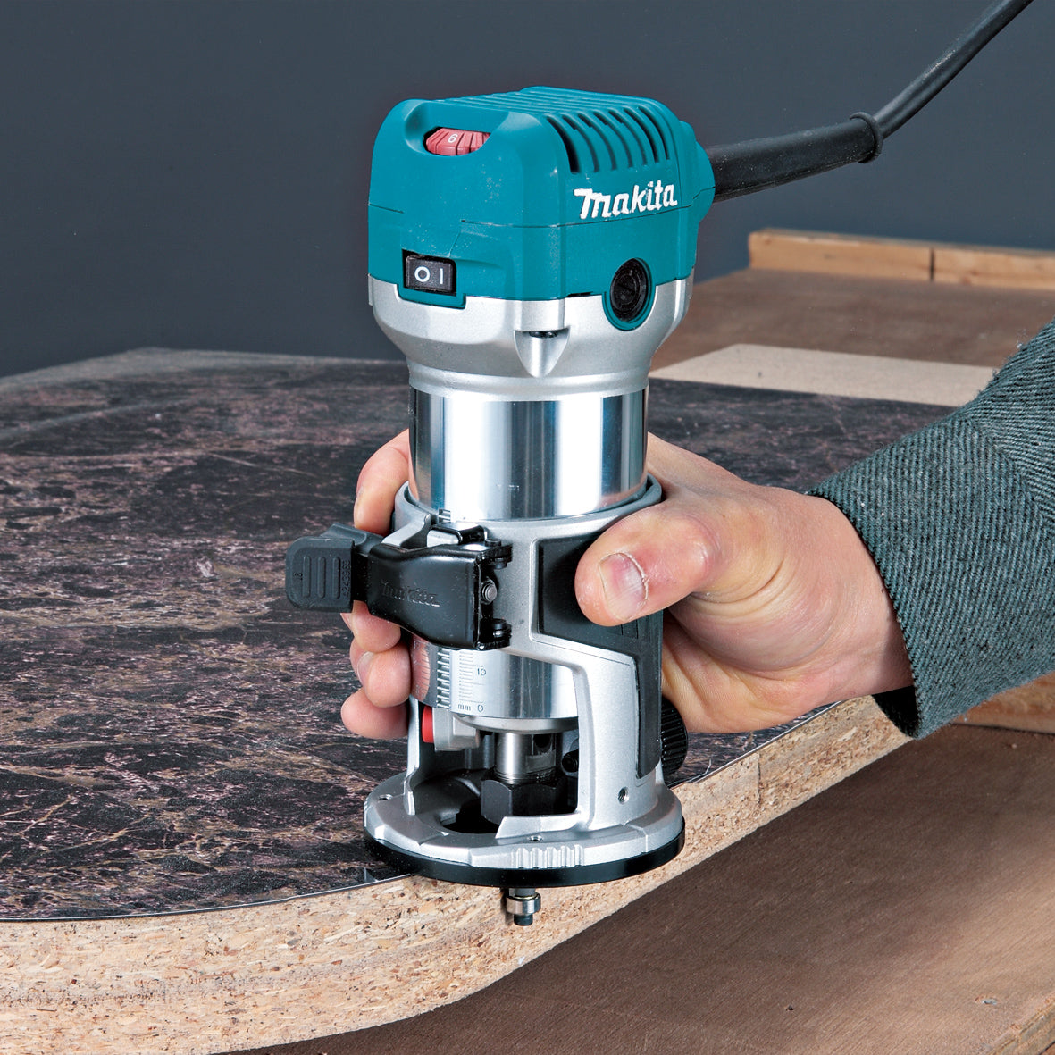6.35mm (1/4") Router with plunge routing base RT0700CX2 by Makita